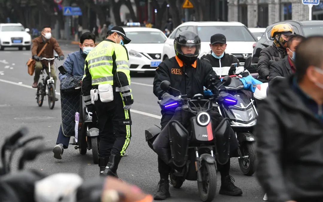 交警严查超标电动车违法上路！