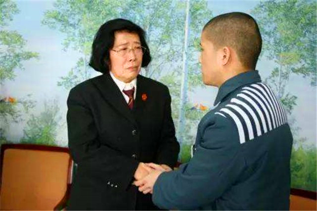 高考状元抢劫10万，被抓时仅花100多元，出狱后考入重点大学