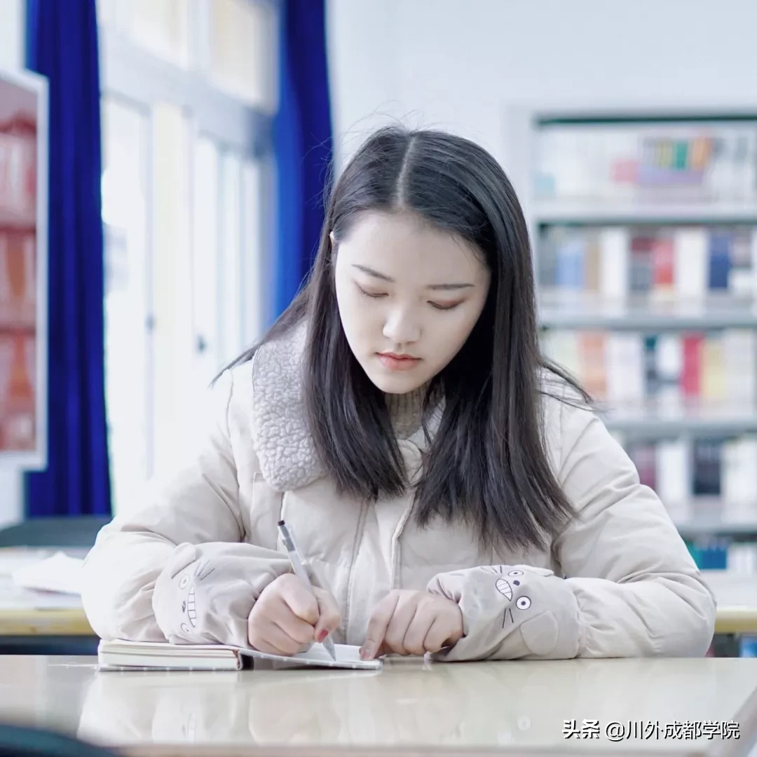 复刻电影画面！快夸四川外国语大学成都学院的这波神操作