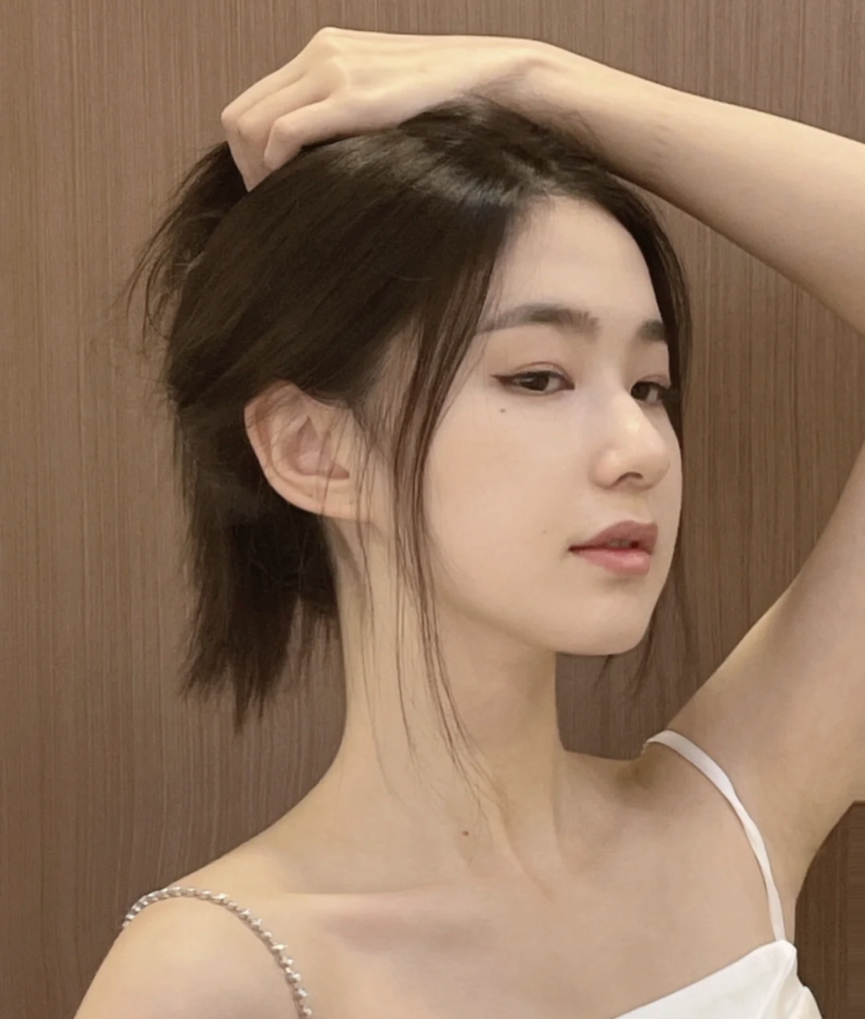 颈纹重的女生，多做这几件事，淡化纹路，还能练出“修长”颈