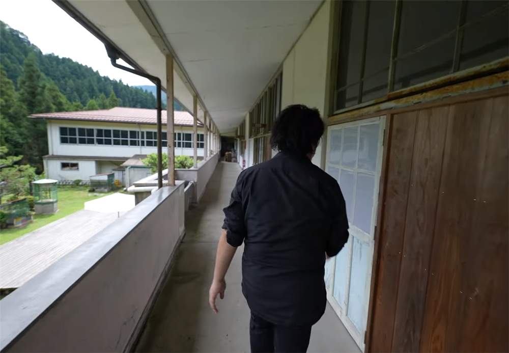 80后的他买下废弃学校，独居的日子一过就是7年，虽孤独却很自由