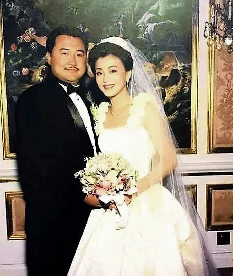 杨澜24岁儿子罕曝光，长相俊秀像妈妈，在美国出生至今不知其姓名