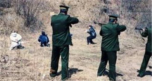 许昌黑老大梁胜利，作恶多端引起众怒，落网后近10万群众欢呼