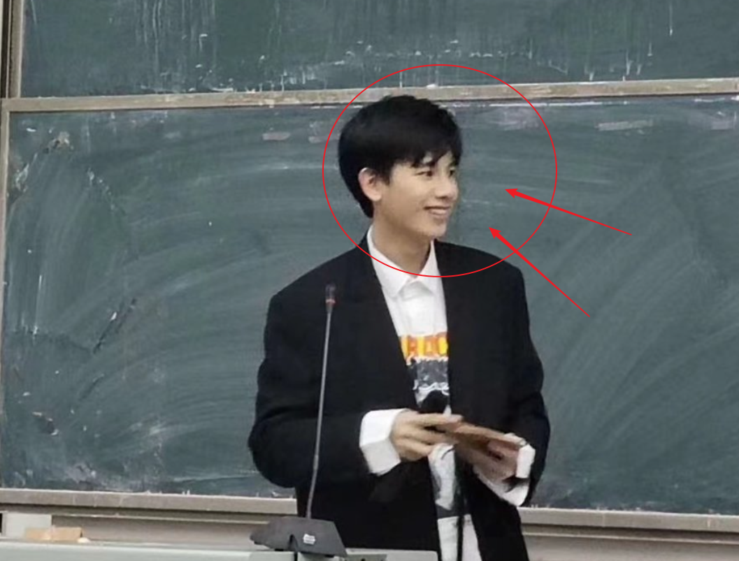 胡先煦现身大学被抓拍，失去了精修待遇，生图下的颜值令人吃惊