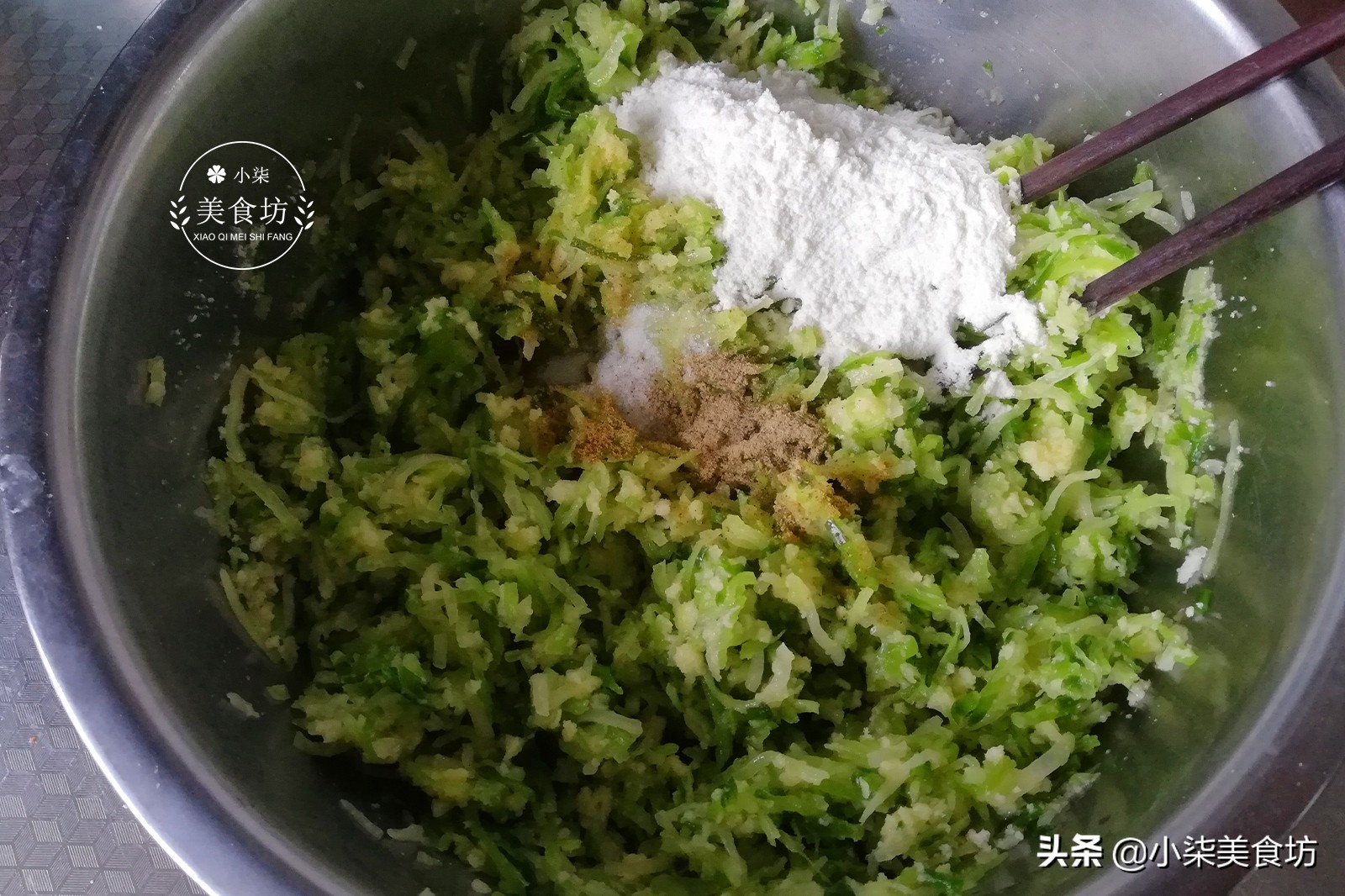 萝卜里加2个鸡蛋，不用煮不用蒸，15分钟出锅，比肉丸子还受欢迎