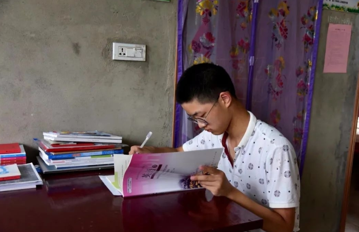 父母双盲，从小做家务没用过手机的农村男孩，却以685分上了清华