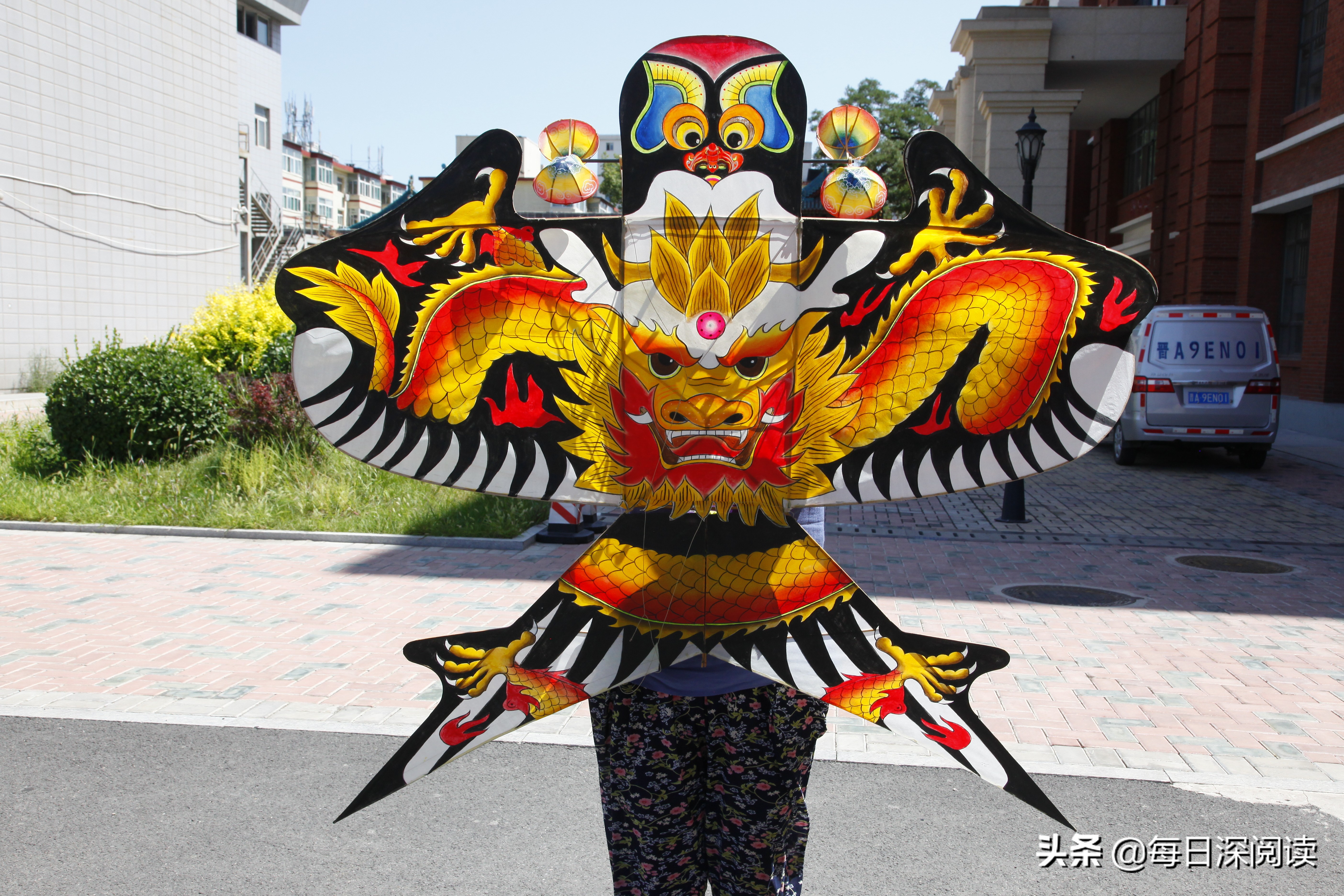 这只蝙蝠风筝虽然只用了一种色彩,但描绘得多