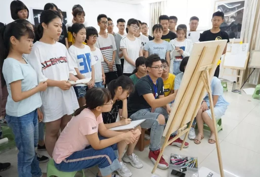 中小学生迎来“好消息”，假期托管即将展开，家长可以放心了