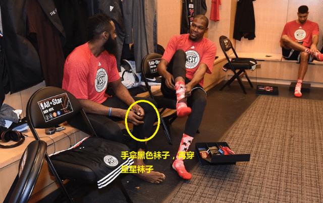 为什么nba球员长袜(NBA球员比赛为何穿两双袜子？只有资深球迷才懂，实力提升是真大)