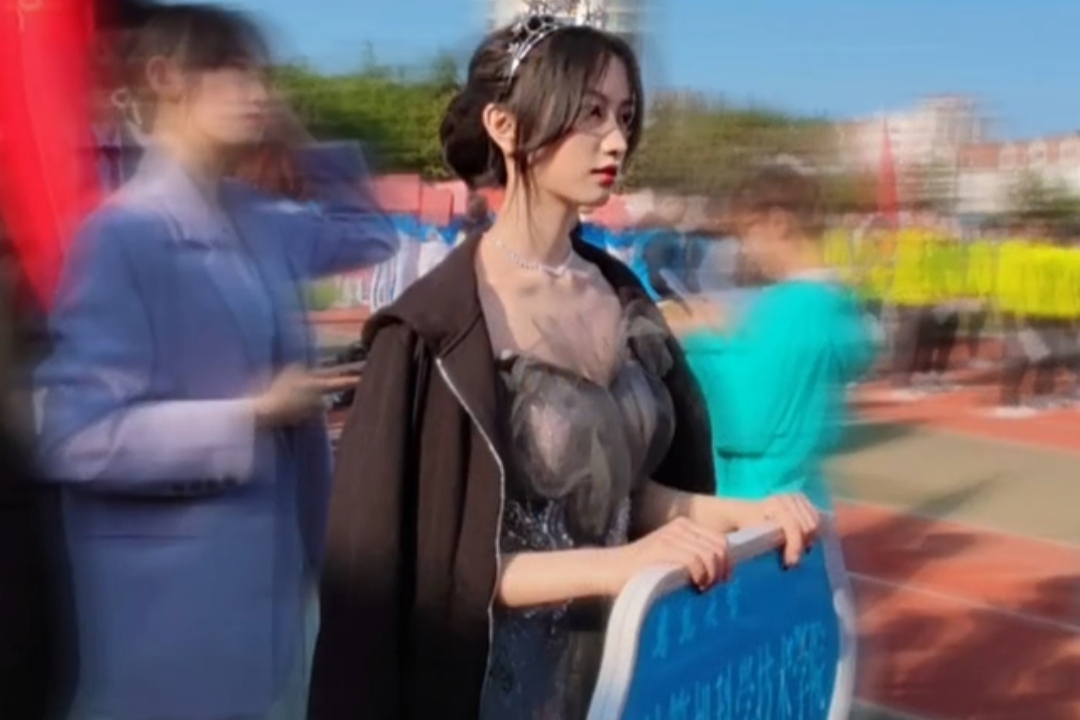 青岛大学运动会开幕式，举牌美女引来关注热议，网友齐呼要考青大