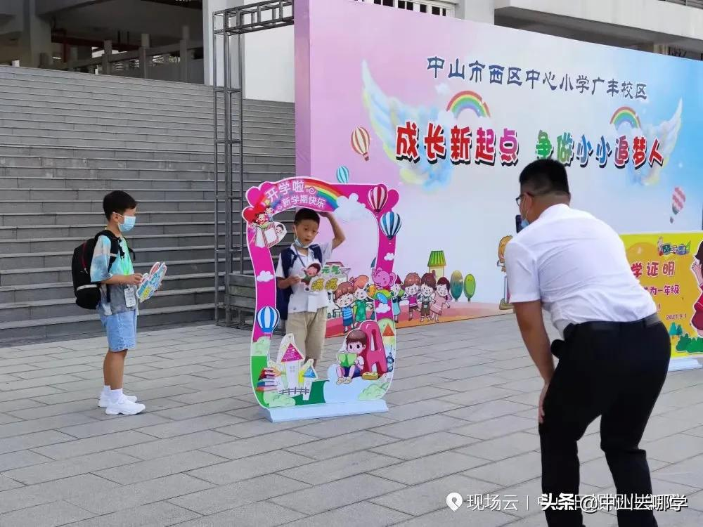 开学啦！现场多图预警：妈趴窗，爹爬墙，脸贴地！场面过于欢乐