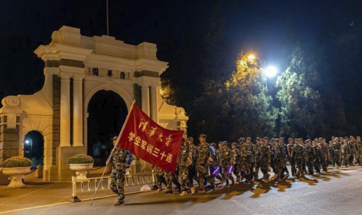 清华军训照流出，英姿飒爽不输军人风采，魔鬼式训练让人望而生畏