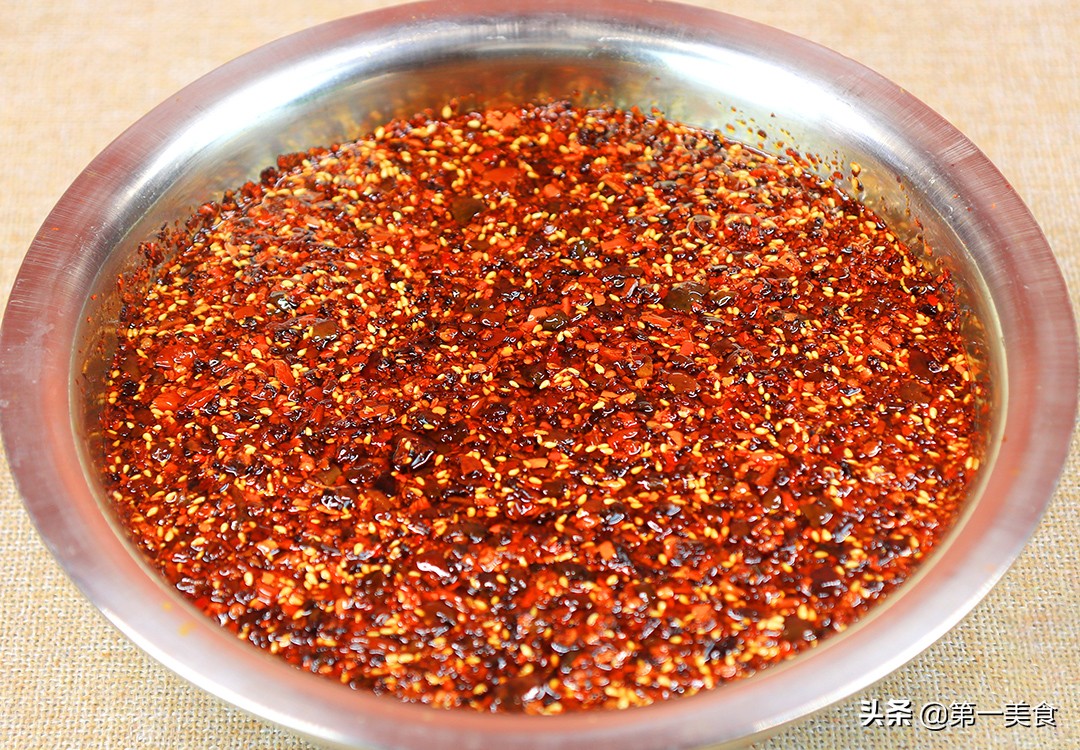 做辣椒油时不要直接泼油，多加这一步，香气扑鼻，色泽红亮