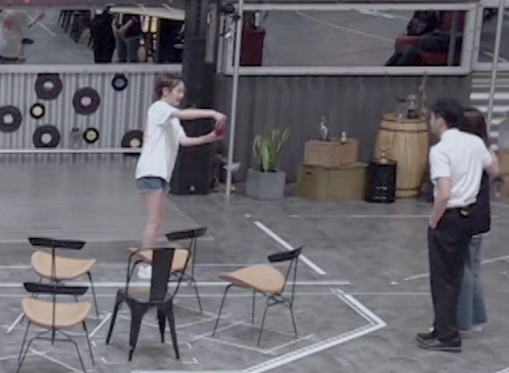 应采儿探班陈小春，俩人当众热吻，山鸡哥看老婆全程宠溺笑甜蜜蜜