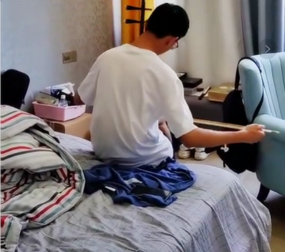 男孩高考成绩不理想，独自拉二胡发泄，网友：这心态将来能成大事