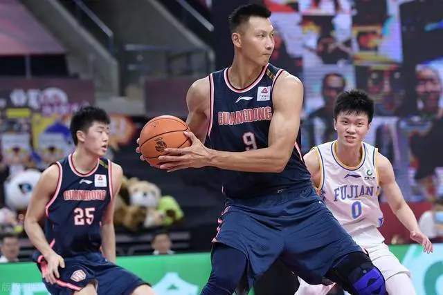 为什么cba用全华班(4亿，2.47亿！李洪庆透露重磅消息，CBA使用全华班的原因正式出炉)