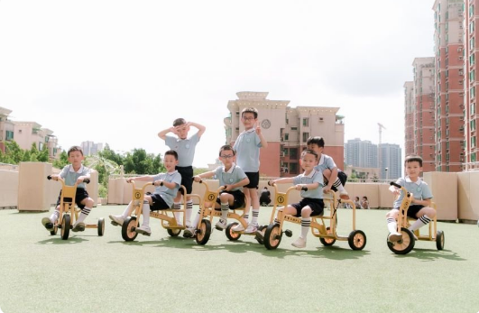 幼儿园毕业照走红，创意不输大学生，家长：再穷也不能少了仪式感