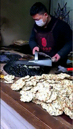 搞笑GIF开心一刻：椅子很实用，在后备箱放一个，以备不时之需