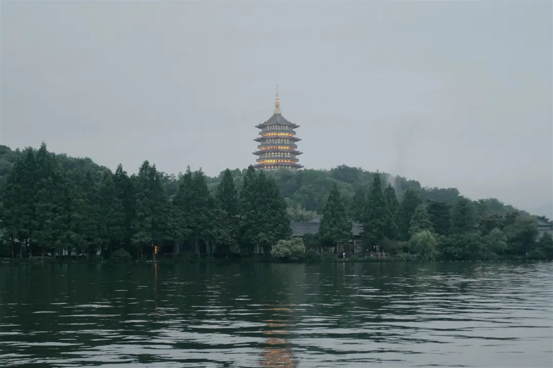 湖光潋滟映晴空，柳岸花堤醉晚风
