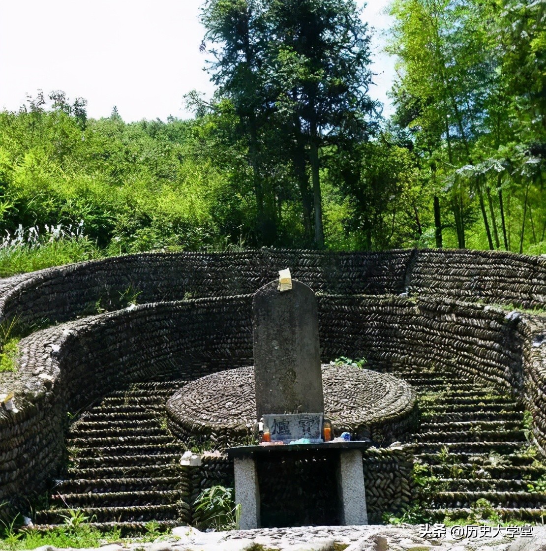 为其父造墓,就修成太师椅状,后来何氏家族累世为官,乡民遂以为椅子坟