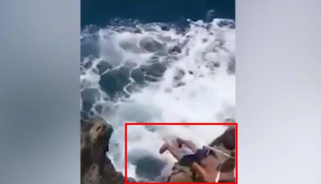 现场！中国男子印尼海边自拍坠海，外国小伙25分钟奋勇救人