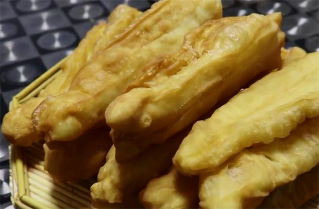 教你在家炸油条，做法和配方全都告诉你，蓬松柔软，好吃又健康