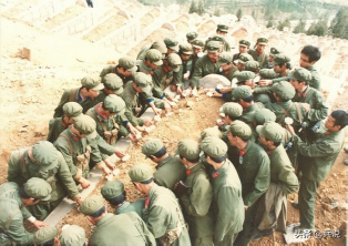 战士遭炮击牺牲，连长心存愧疚：我接的兵，没能回乡