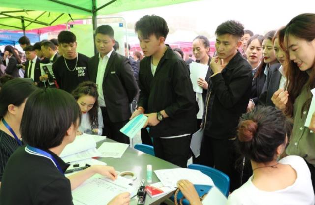 考生为自己估分405后痛哭，200分就能上大专，我这么努力有什么用