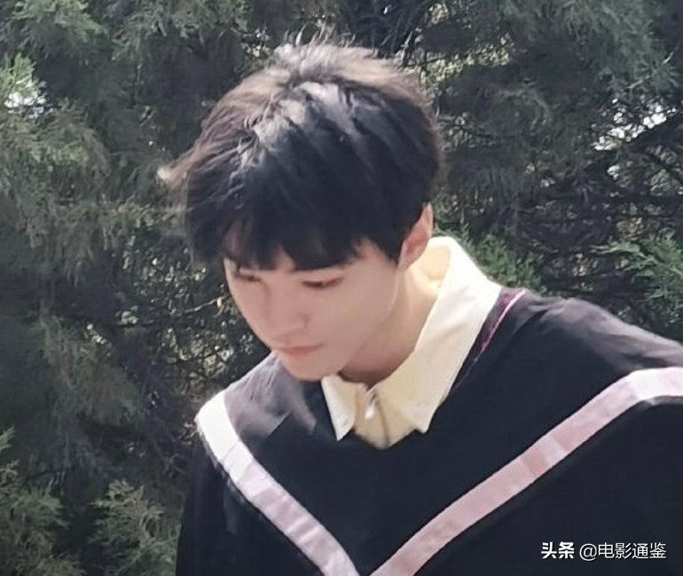 周也关晓彤拍毕业照，我却关注校友小凯，路人视角下的模样亮了