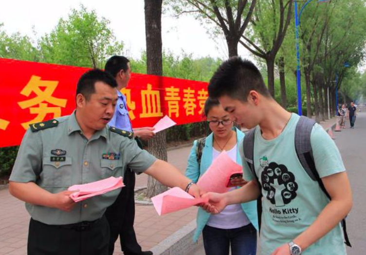 大学生当兵迎来喜讯，满足条件可保送到军校，机会难得不要错过