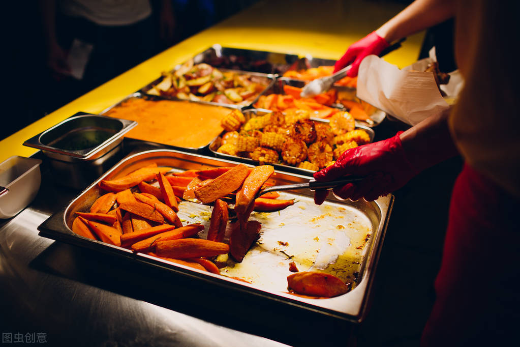 在上海中式快餐大食堂，2个菜1份米饭花了30多元，你觉得贵吗？