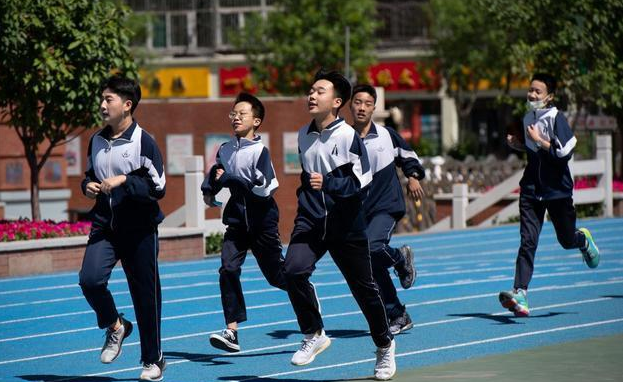 上海出现“天价”校服账单，家长不再随大流，勇敢签下“不同意”