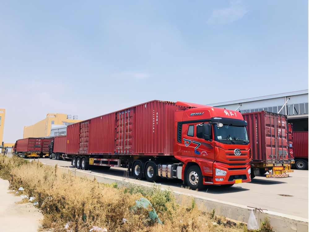 46万的解放j7自动挡重卡跑专线快运,百公里油耗仅32l