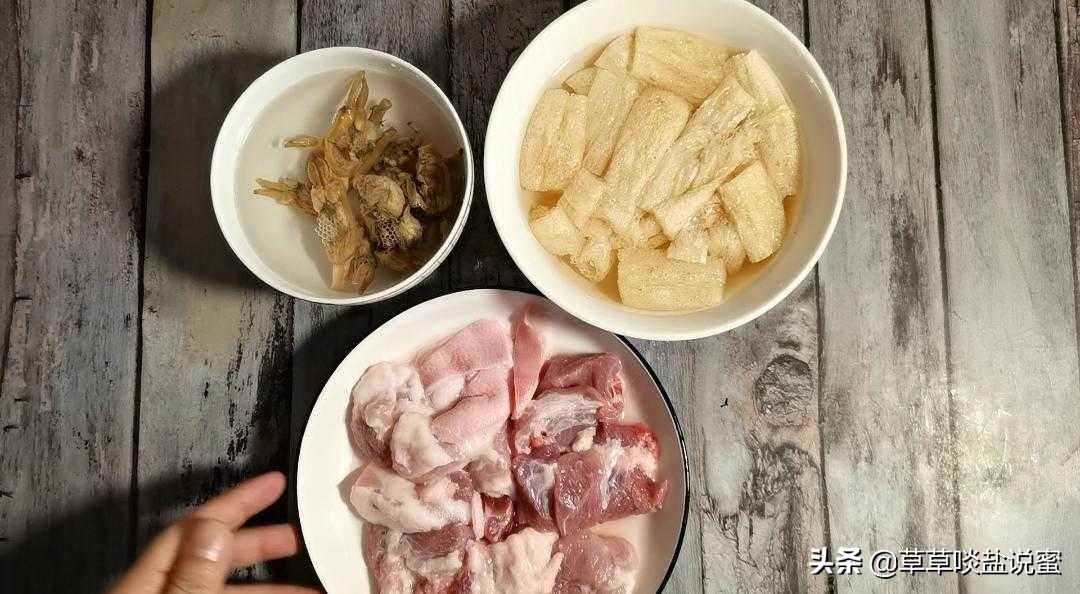 蛏干怎么做才好吃（55分钟制作猪腿肉蛏干竹荪萝卜汤）