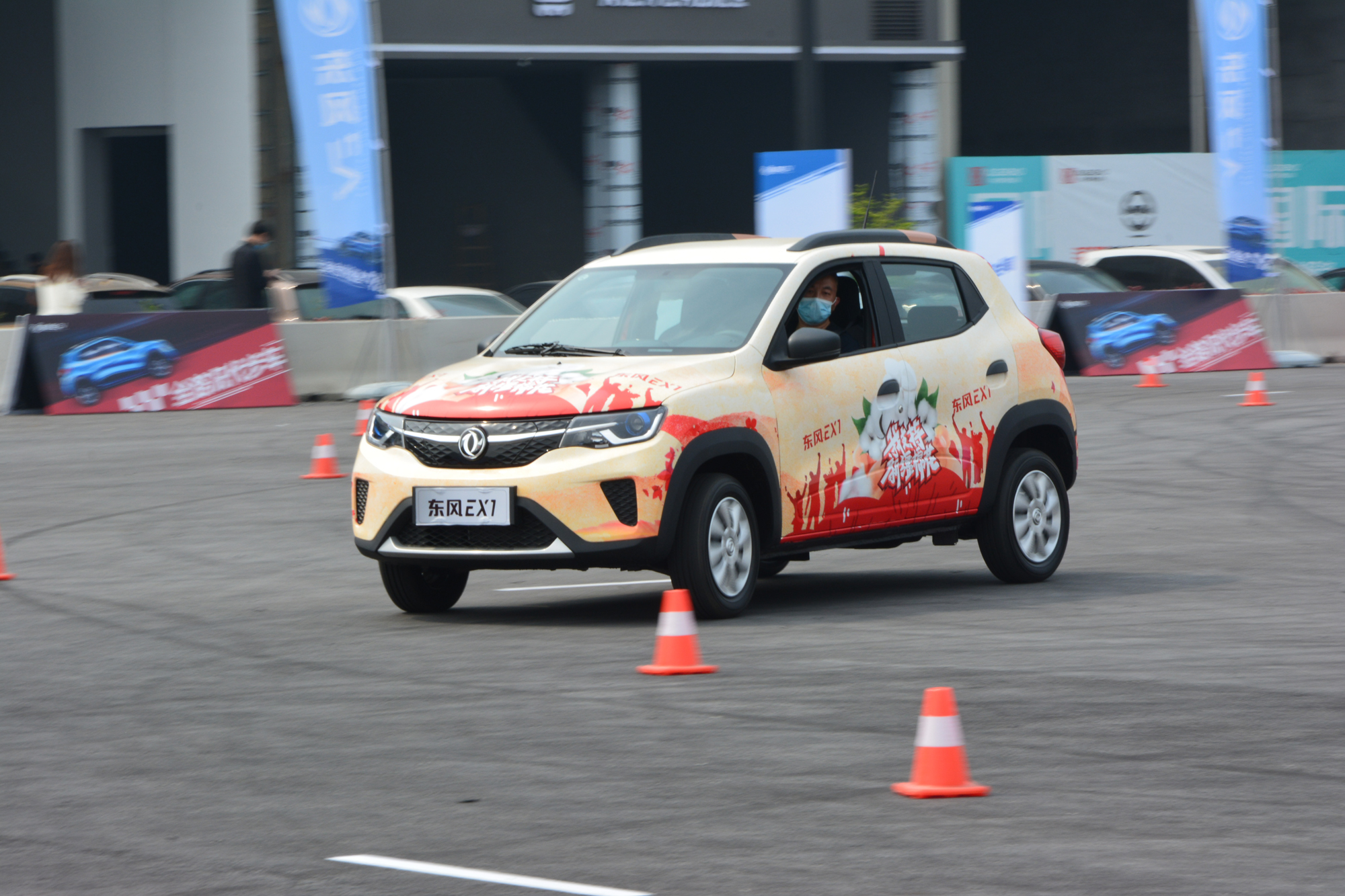 试驾：比宏光MINI EV多两门的东风EX1，到底好在哪？