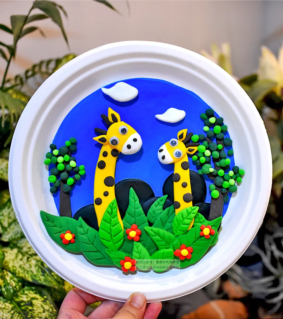 课后点评在今天的课程中,我们使用超轻粘土材料制作了一幅表现长颈鹿