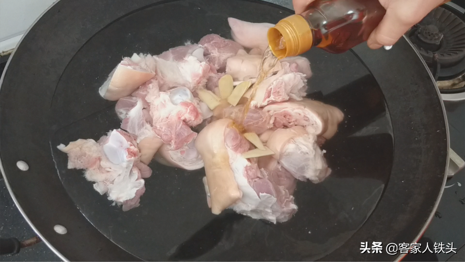 猪脚这样做才真叫香，不放一滴水，软糯口感好，出锅汁都吃不剩