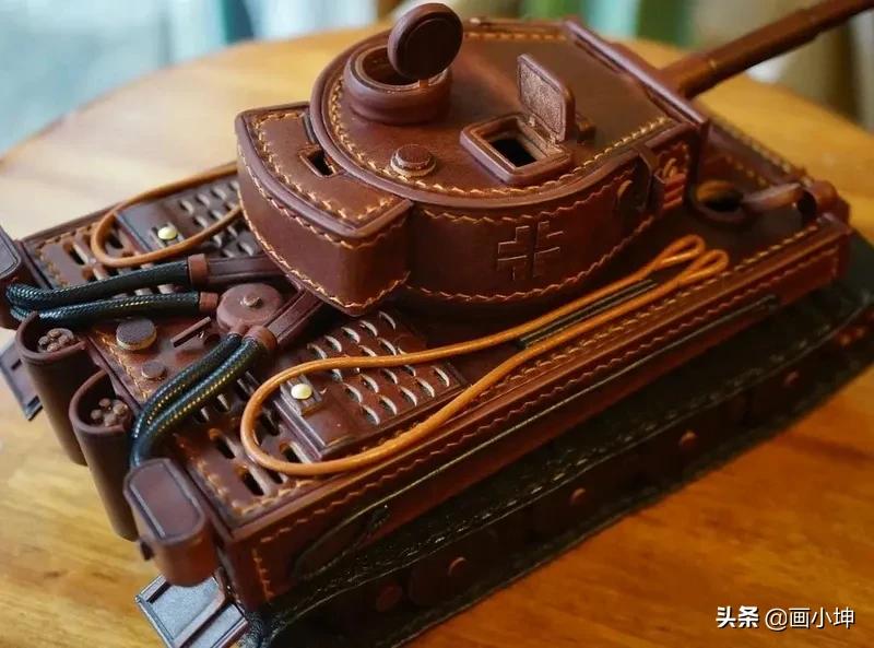 完全由真皮制作的坦克模型，一样的阳刚威武