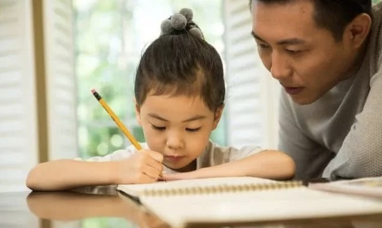 小学生作文“我的家”火了，把一家四口比作师徒四人，老师：神童