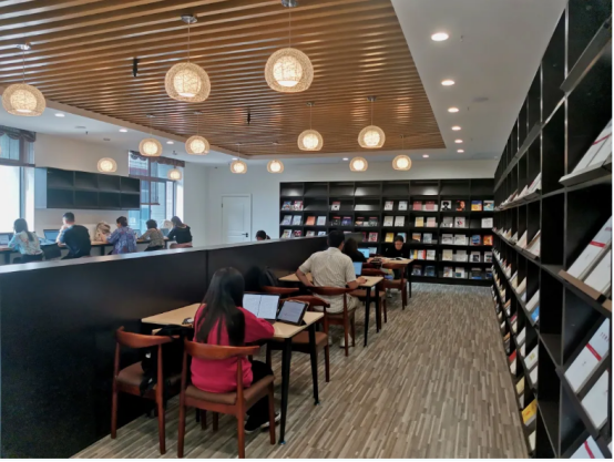 四川神仙高校：超20个食堂，宿舍三室一厅，有专属地铁站！网友：五星级体验！