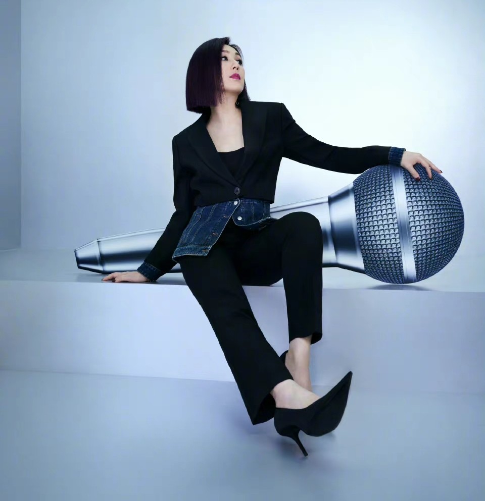 年近50的"春娇"还那么娇,杨千嬅黑裙华丽大片,看着风情满满