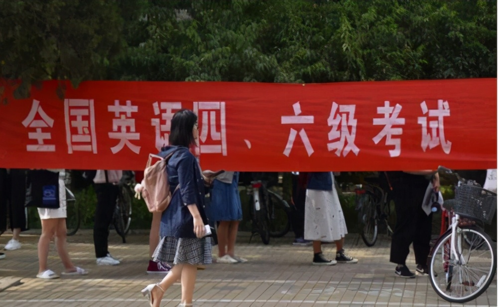 985大学现“闹剧”，近200万人围观：别让偏见羞辱了学历