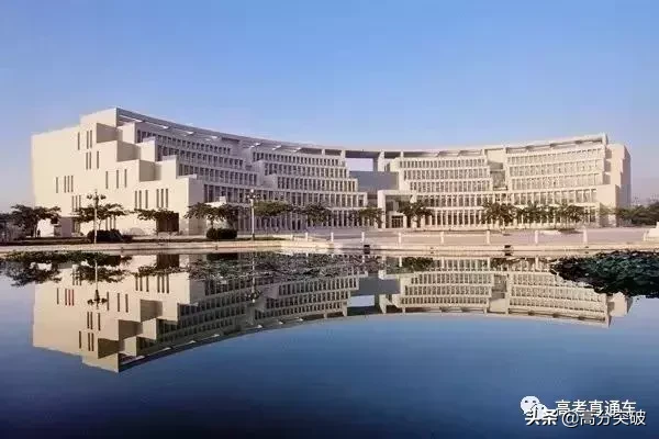 泡一整天都不够！国内那些美炸天的大学图书馆，你去过几个？