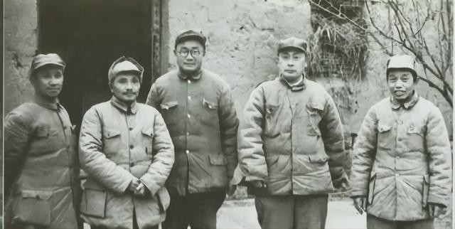 元帅办军校，门岗规矩：乌纱帽留在门外，骑马的下马，坐车的下车