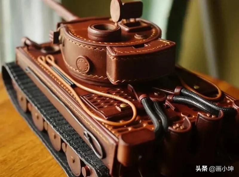 完全由真皮制作的坦克模型，一样的阳刚威武