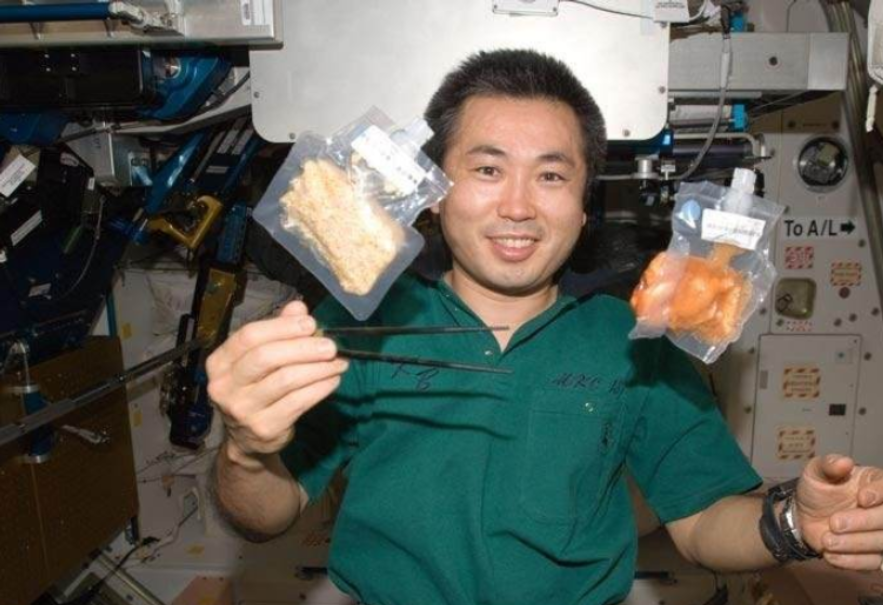 女宇航员在太空上如何保护隐私？上厕所、洗澡、生理期怎么办？