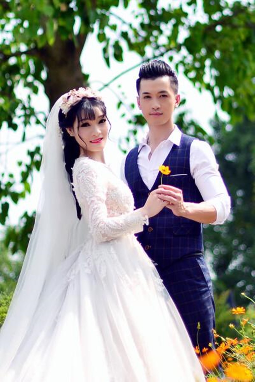 80年代婚纱照保守，90年代浓浓“影楼风”，你最钟意哪款婚纱照？