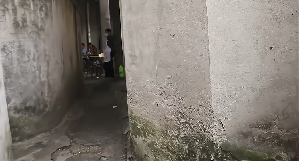 成都厕所旁的小破店，只有三道菜火了30年，米饭1元一份随便吃