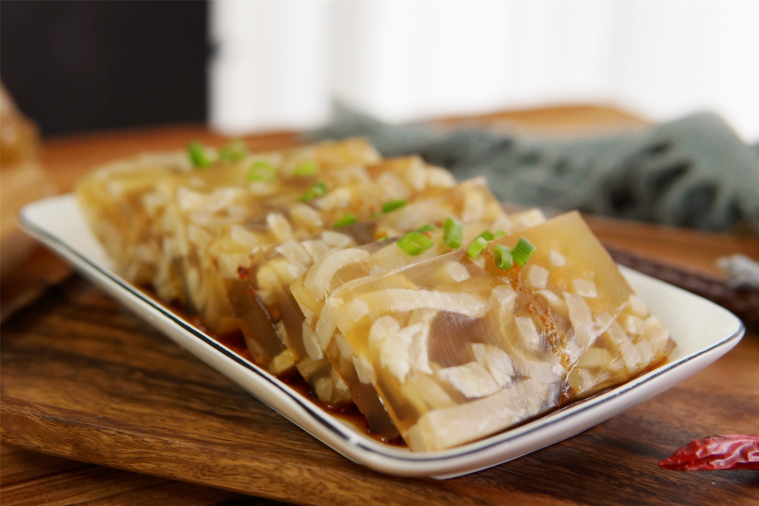 做猪皮冻，记住“1揉1刮2泡”，皮冻透亮弹牙，味道正成功率高