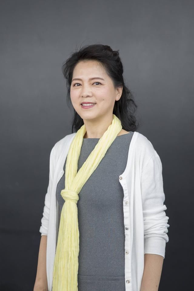 袁玫这时10万元差不多花光了,袁玫将自己的车卖了,终于让电视剧《故乡